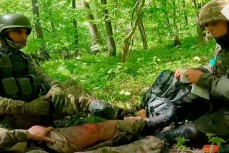 Раненные иностранные наёмники во главе с Бен Грантом убегают с поля боя на Украине