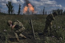 Украинские солдаты стреляют из миномёта