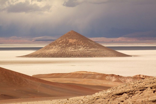 Коно де Арита, идеальный конус, возвышающийся на 120 метров над окружающей пустыней.