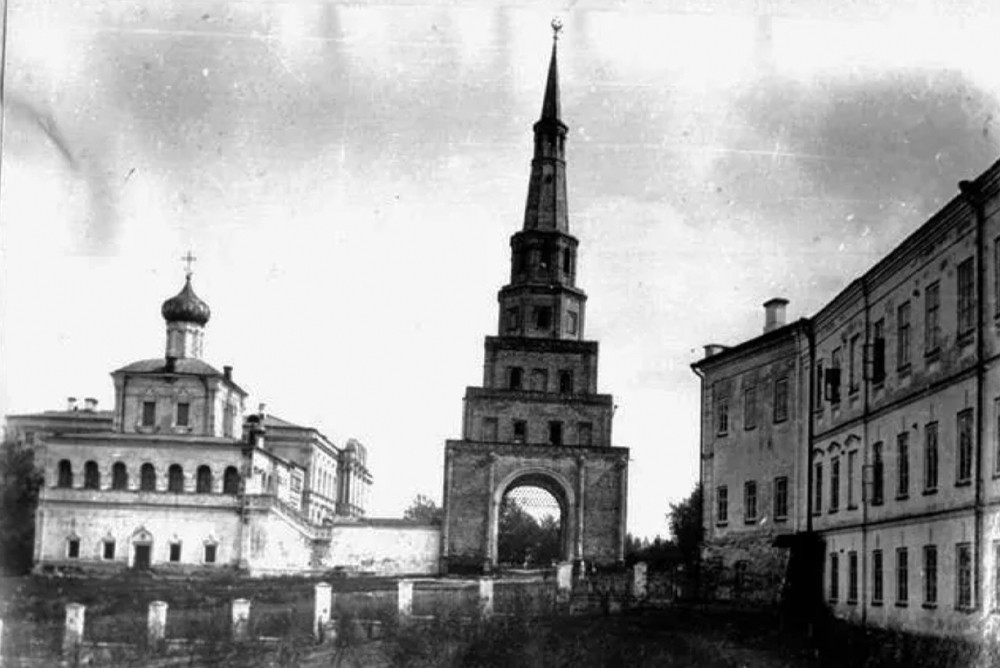 Башня Сююмбике и Дворцовая церковь у Казанского кремля