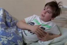 Мальчик Кирилл получил ранение и чудом выжил при взрыве кассетной бомбы возле банка ДНР в Донецке