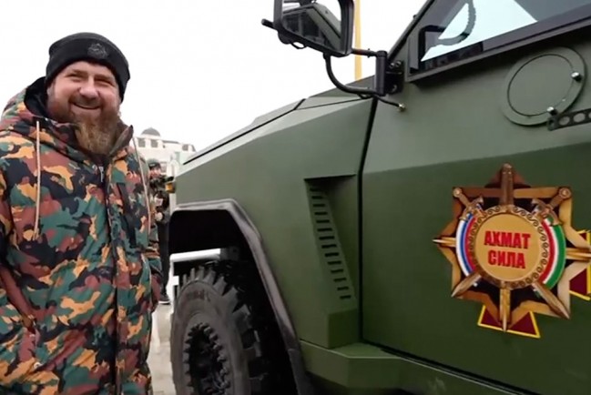 Рамзан Кадыров протестировал конфискованную в Украине у командиров националистов трофейную бронемашину.