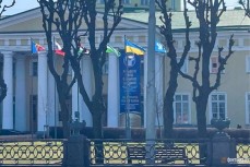 «За такое Беглова снимать нужно и под суд»: петербуржцы возмущены украинским флагом у Таврического дворца