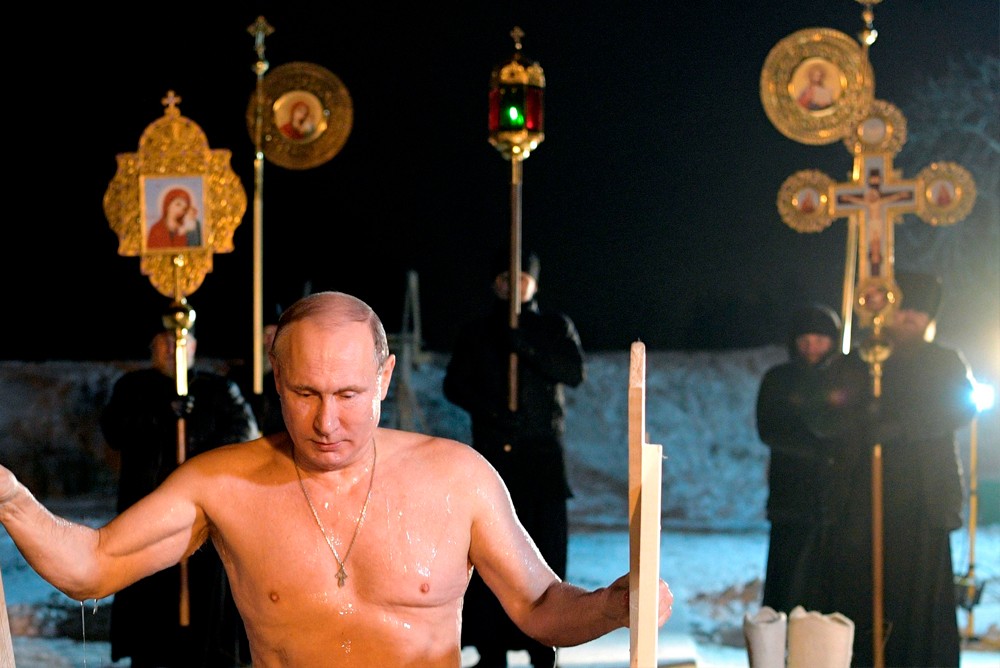 Президент России Владимир Путин принял участие в крещенских купаниях на озере Селигер. Россия, Тверская область, 19 января 2018 года.
