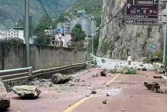 Кадры ужасного землятресения в Китае при котором погибли 46 человек