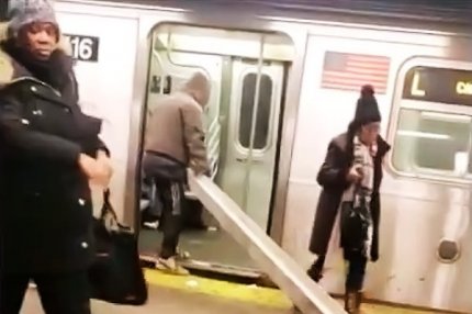 Мужчина заталкивает длинный двутавр в вагон метро в Нью-Йорке