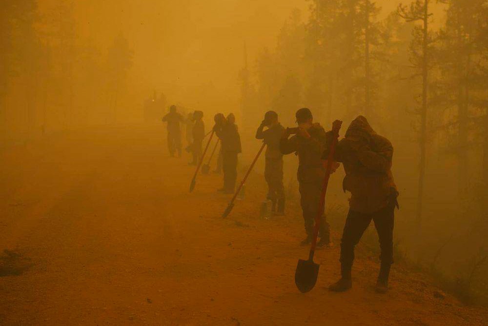 Добровольцы и пожарные тушат лесные пожары бушующие в Якутии