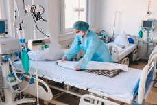 Койки в петербургских больницах для больных COVID-19 могут закончиться через неделю