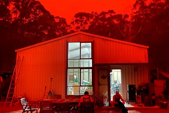 Лесные пожары в Австралии окрасили небо в жуткий красный цвет