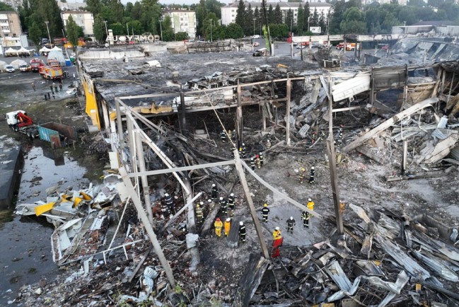 Нерабочий торговый центр в Кременчуге загорелся после детонации боеприпасов НАТО 