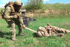 На видео попала трагическая гибель двух бойцов ВСУ: не бросил раненного товарища и погиб сам