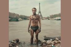 Макрон купается в грязной Сене на фоне Эйфелевой башни