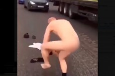 В Москве таксист-наркоман разделся до гола прямо на МКАД