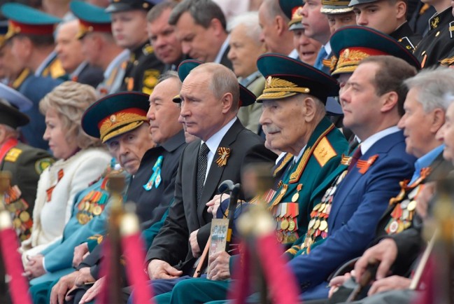 «Великобритания предсказывает, что Путин во время парада Победы 9 мая объявит о массовой мобилизации резервов для последнего удара по Украине» - The Daily Mail