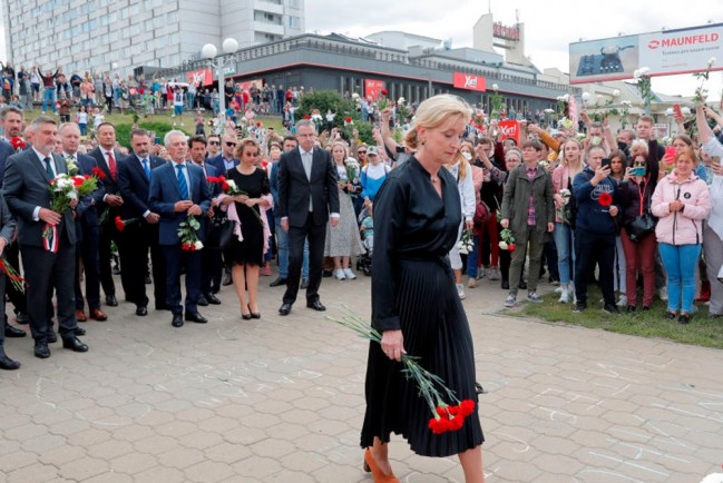 В Минске послы стран ЕС возложили цветы на месте гибели митингующего