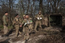 Раненные солдаты ВСУ эвакуируются с поля боя