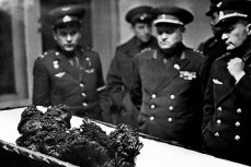 Останки космонавта Владимира Комарова, погибшего во время спуска на Землю, в 1967 году