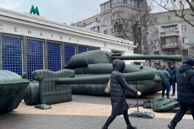 В Киев вошли резиновые танки