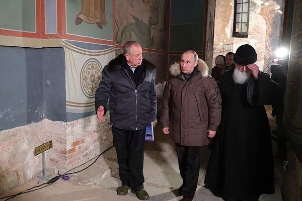 Владимир Путин осмотрел Георгиевский собор.