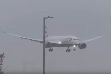 Самолёт авиакомпании British Airways заходит на посадку при сильном ветре