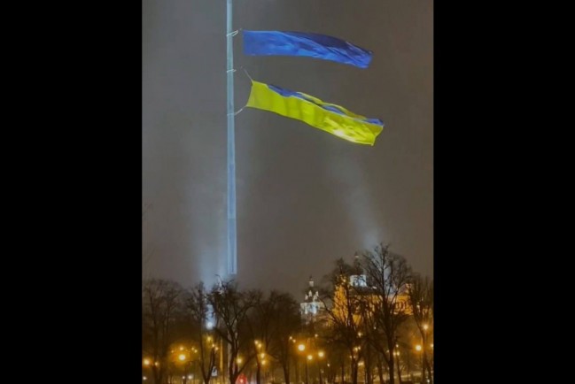 В Харькове в ночь гаданий ветром разорвало флаг Украины