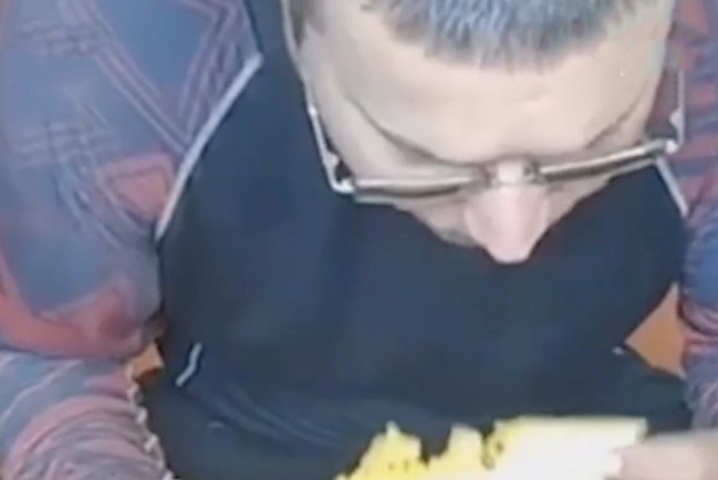 Дезинфектор из Екатеринбурга облил арбуз химикатами и съел его