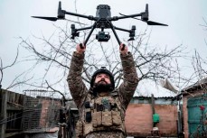 Украинский военный управляет дроном