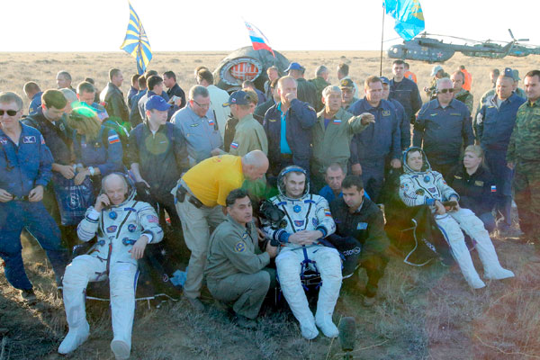 Члены экипажа "Союз ТМА-20М" после приземления.