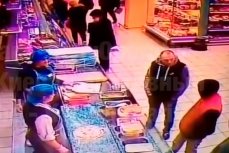 Мужчина убил посетителя магазина одним ударом