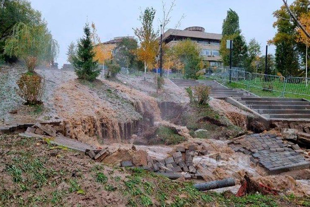 Фекальные воды затопили Волгоград из-за аварии на канализационном коллекторе в пойме реки Царицы.