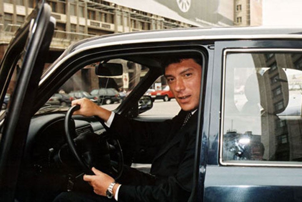 Борис Немцов за рулём автомомбиля