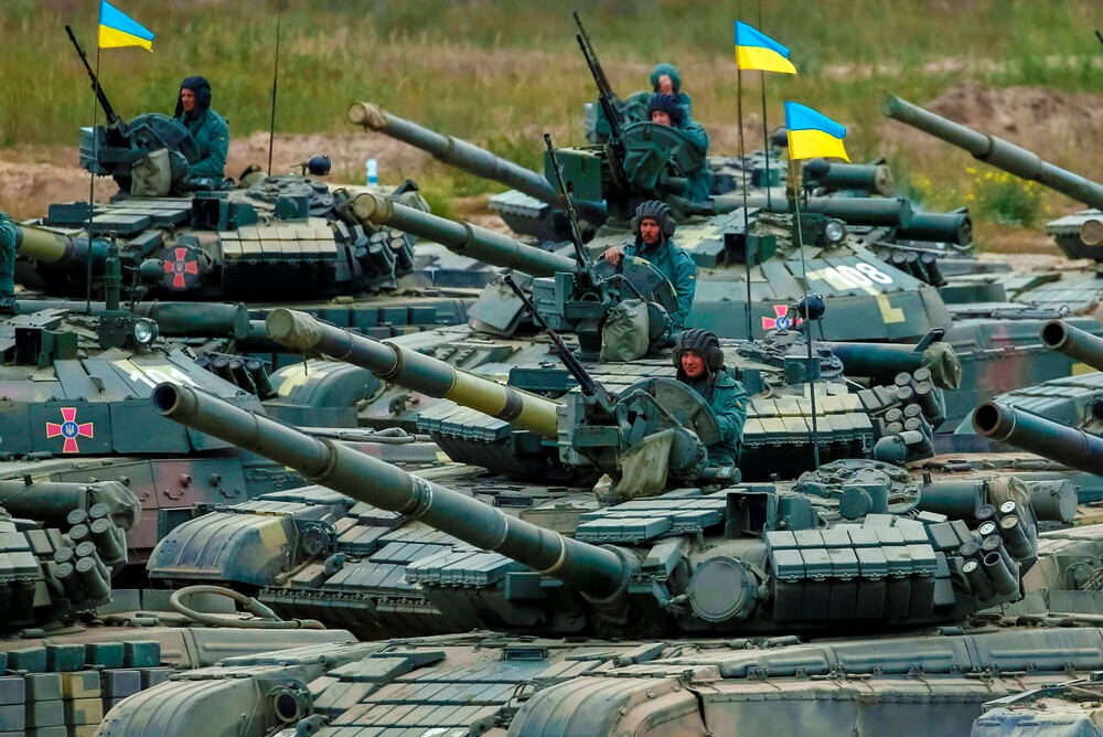 Украинские танки заправленные российским топливом.
