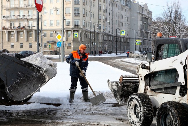 Работали спустя рукава: эксперт заявил о региональном характере проблемы уборки снега в Петербурге