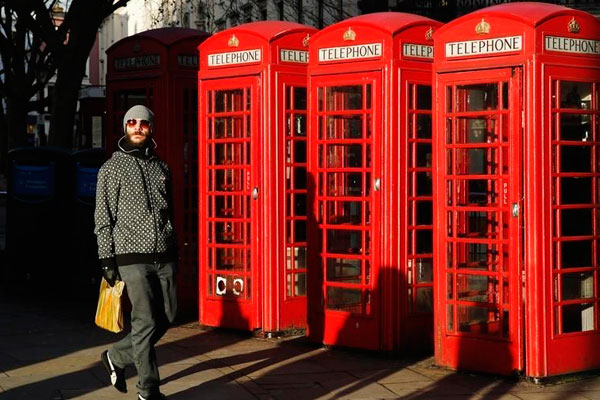 Знаменитые телефонные будки Великобритании.