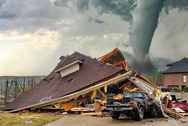 Разрушительный торнадо пронёсся в США над городом Андовер, штат Канзас