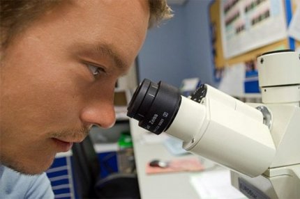 Учёный с микроскопом
