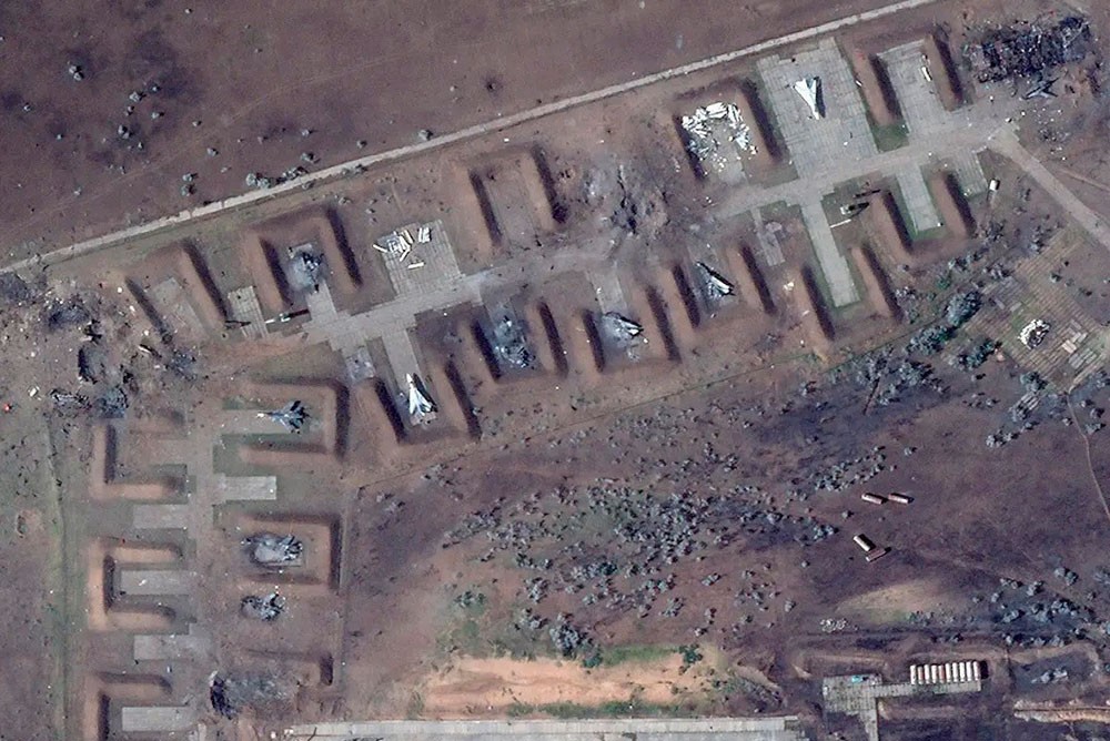 Спутниковые снимки разрушенного от взрывов аэродрома «Саки» - американский след или преступная халатность?