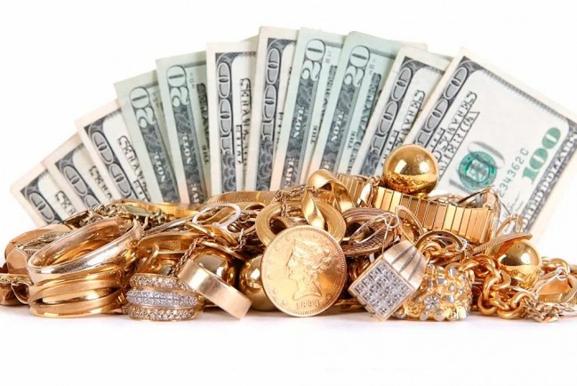 Золотые украшения и деньги