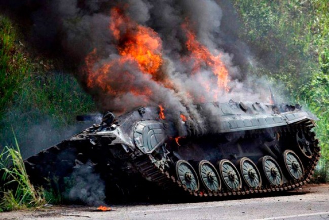 Мощные кадры: 100 бригада ДНР уничтожает бронетехнику врага в Песках под Донецком