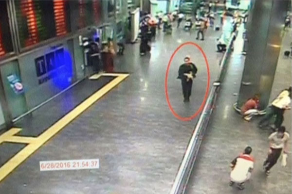 Террорист бегущий с оружием в аэропорту Стамбула.