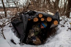 Украинский военный прячется в блиндаже