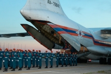 Спецборт МЧС России доставил в аэропорт тела членов экипажа самолета Ил-76 МЧС России.