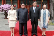Ким Чен Ын и его жена Ри Соль Ю с президентом Китая Си Цзиньпином и его женой Пэн Лиюань в Пекине, Китай, 28 марта 2018 года