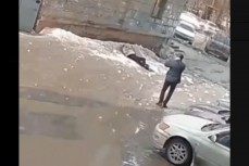 В Новосибирске снег с крыш падает людям на головы