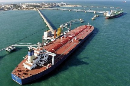 Порт импорта нефти в Циндао, в китайской провинции Шаньдунь