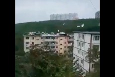 В Приморье ветер срывает крыши с домов 