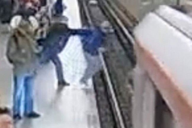 Сумасшедший столкнул мальчика под поезд в московском метро
