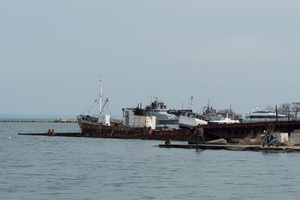 Старые рыболовецкие шхуны в порту Керчи
