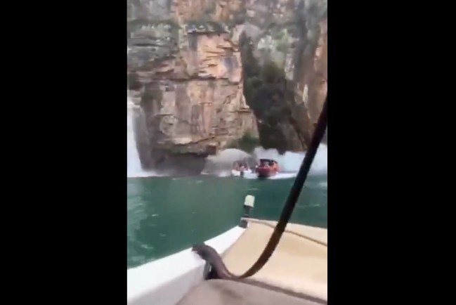 В Бразилии огромный кусок скалы упал на отдыхающих, подплывших к ней на катерах