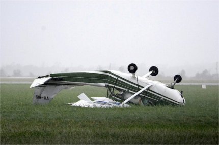 Самолёт, пострадавший в результате циклона Дебби в Австралии.